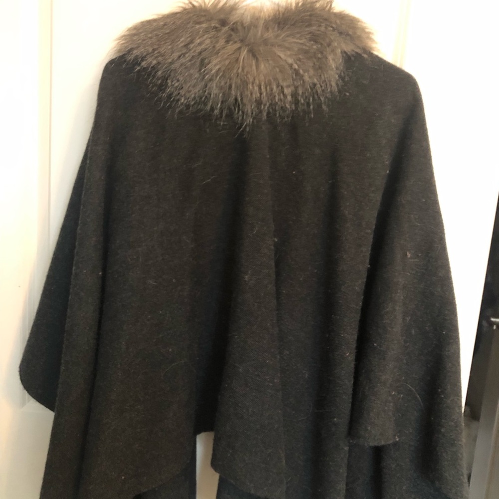 Ladies poncho - Picture 3 of 3